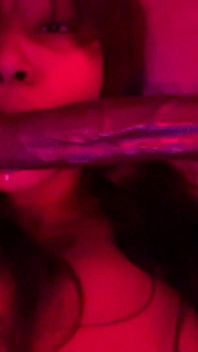 Cewek semok kulit hitam ini lagi asik muasin memeknya pakai dildo ukuran raksasa