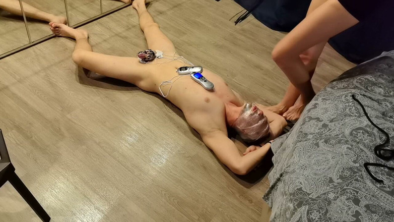 Milalika: Elektrische Folter Des Penis Eines Sklaven.