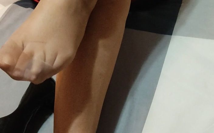 Coryna nylon: Scaun ciorapi cu tocuri negre picioare