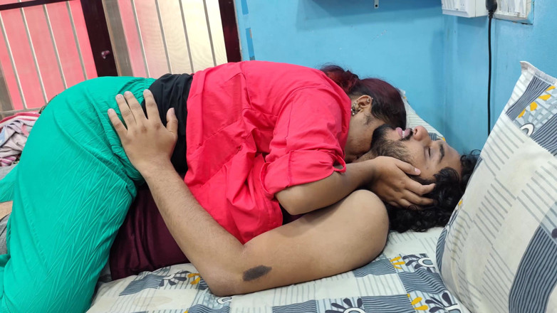 Vaigavarun45: Menina beijando garoto e romance quente