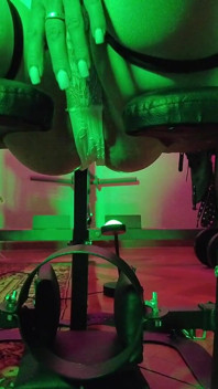 ドミナトリックス エヴァ ラテックス ソロ 顔面騎乗 フェムドム パンティー 大きなお尻 熟女 BDSM フェチ ホット ヒール ハメ撮り ホワイト PVC ドレス