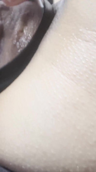 Je joue avec ma chatte mouillée