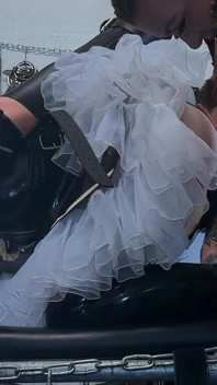 L'applicazione di cameriera della bambola di gomma princess latex prende una svolta inaspettata