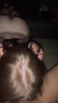 Geheime pijpbeurt terwijl vrouw in de andere kamer is
