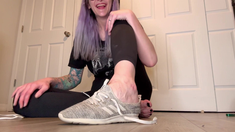 Peppermint Giantess: Piedi di taglia 16 stretta nelle sneaker di dimensione più piccola
