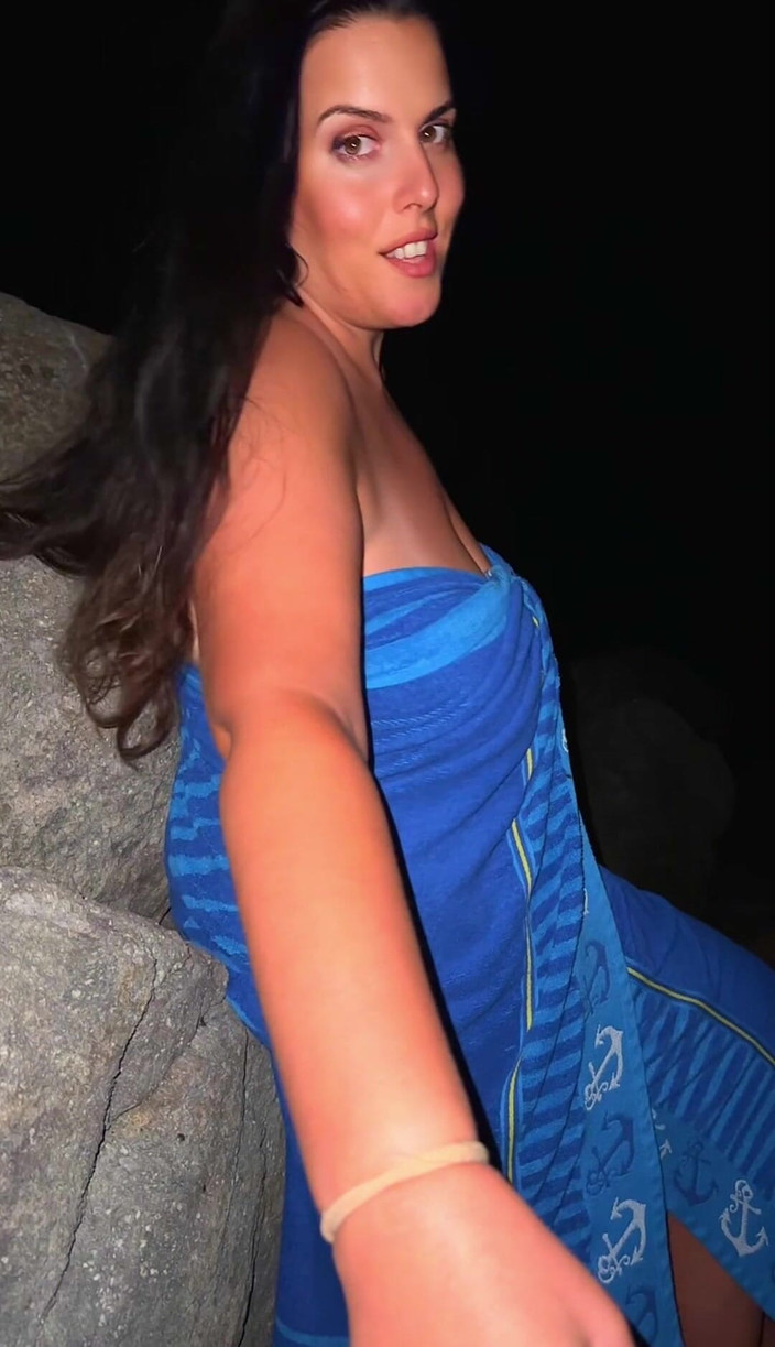 Young_strawberry: Stiefmutter neckt dich am strand und countdown