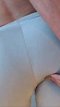 セクシーなレギンスで点滅をからかう