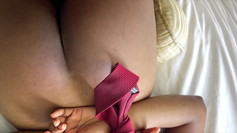 Aathiyaa: 뇌우가 몰아치는 거실에서 섹스하는 발정난 십대들