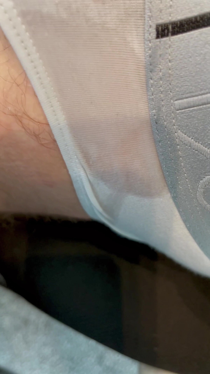 NakedFoxx: Orgasmus frenula a mrdka třením mého ptáka přes moje kalhotky