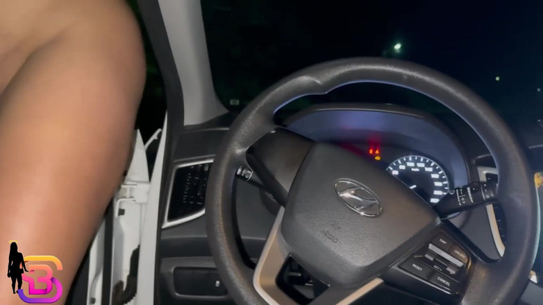 Bruna Santiny Hetero: Я дражнила цього виродка, поки він не зупинив машину і не трахнув мене дуже гаряче, кінчаючи мені в маленький рот наприкінці