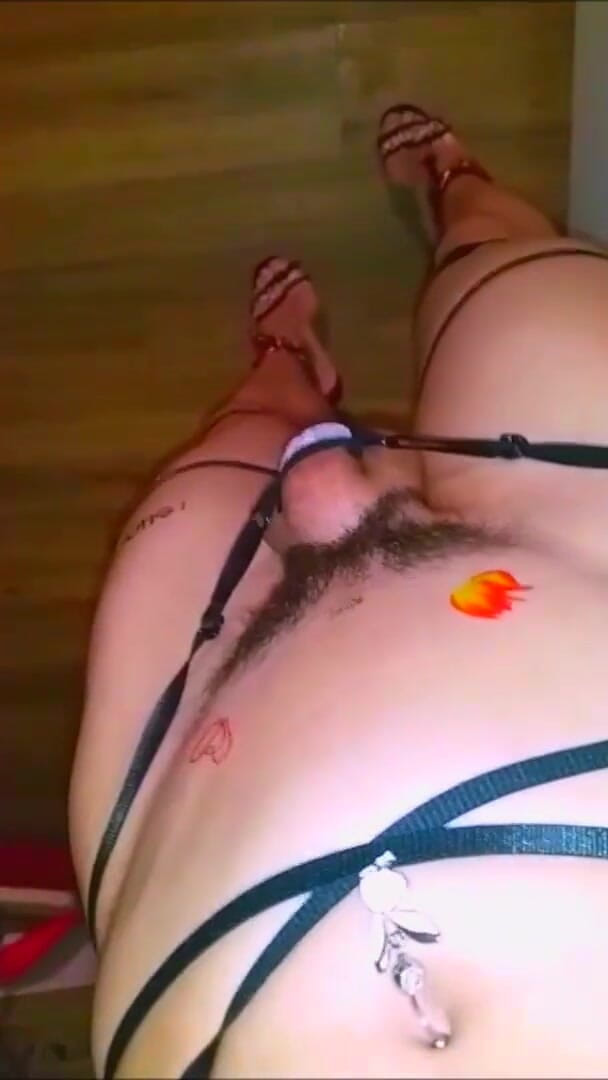 KittyHot: Sissy dziwka kutas dokucza i pozuje na wysokich obcasach