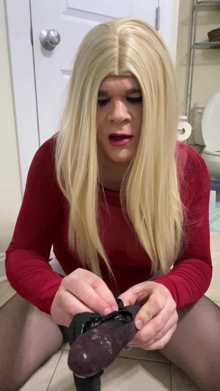 MadisonCD2025: Skutečná část 2 sexy crossdresser s falešnou kundičkou a punčochami ošukaná robertkem