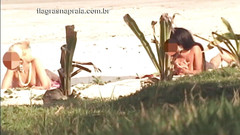 Amateurs videos: Maravillosa rubia y morena toman el sol desnuda en una...