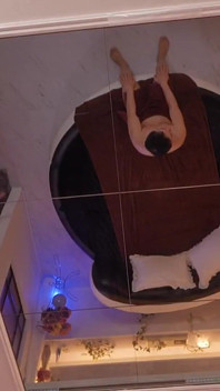 Schattige therapeute houdt ervan om je te genezen met een glimlach, een goddelijke mannen massagesalon deel 3