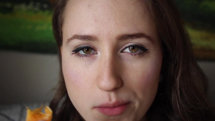 Lizzie Love: Jedzenie soczystej mandarynki