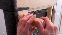 Alisa Lovely: Nadržený pár šuká na novém gauči hned po zakoupení