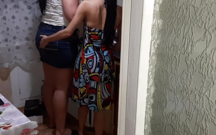 Lesbian-illusion: Viděla nás sousedka, když jsme vařili a šukali