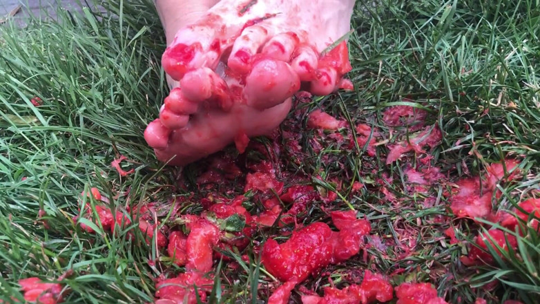 Euro Models: Des pieds écrasent des fraises en gros plan