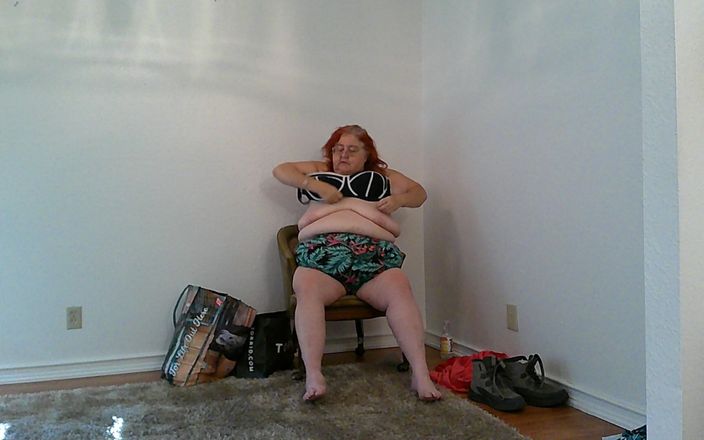 BBW nurse Vicki adventures with friends: Probez costume de baie și Binkinis