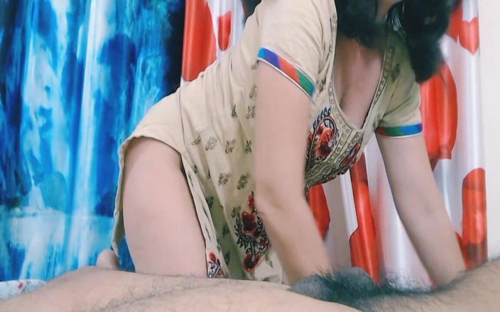 Bolly Karma: Pantat bahenol cewek seksi ini menggoda di webcam