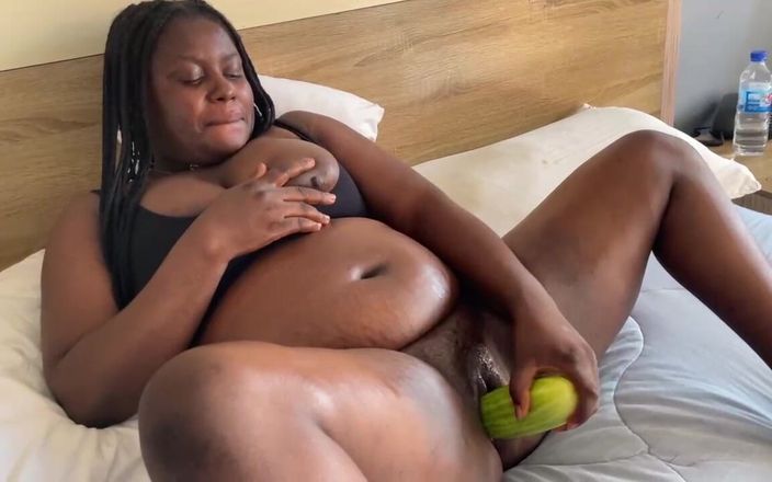 Africanbestsex007: बड़ी ककड़ी के साथ गर्भवती साँवली एकल हस्तमैथुन