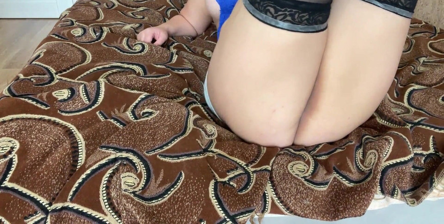 Lux Eva: Milf con grandes tetas en medias sexy acariciando el coño...