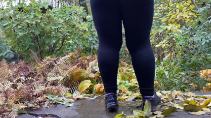 Elena: Fet rumpa milf pissar utomhus