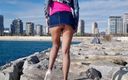 TheloveStory: Visar hennes fitta på en strand och hårt spruta