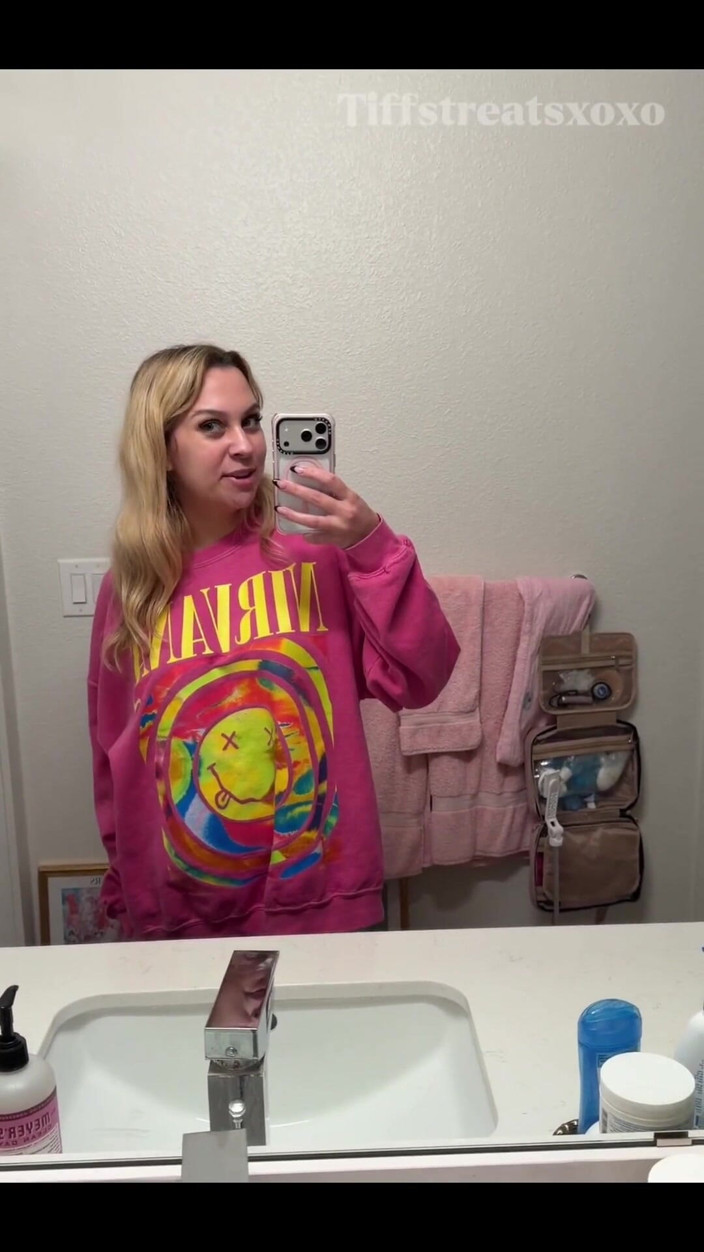 Tiffstreatsxoxo: Peeing in My Best Friend’s Toilet! Ready for a Fun...