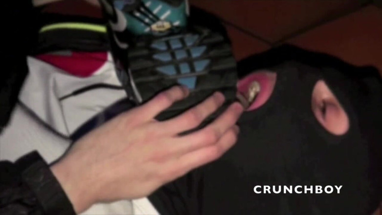 Sneaker gay: топтание с унижением кроссовкой