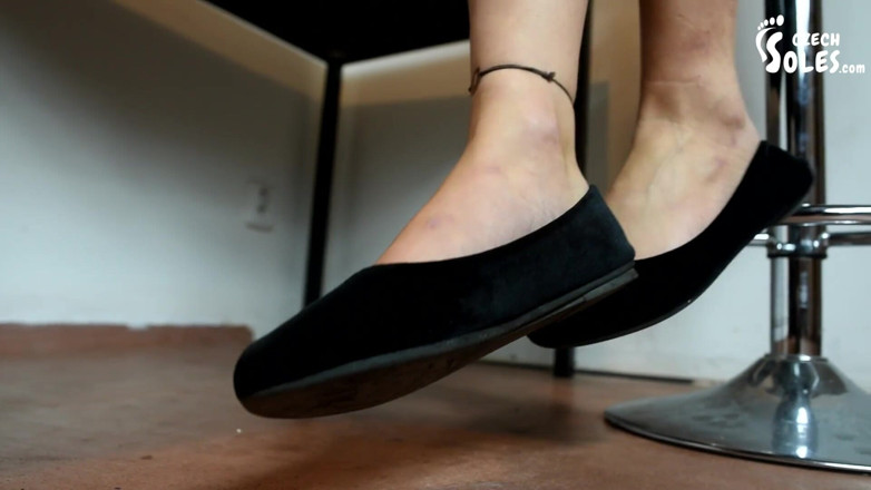 Czech Soles - foot fetish content: 巨大娘の巨大な足の支配