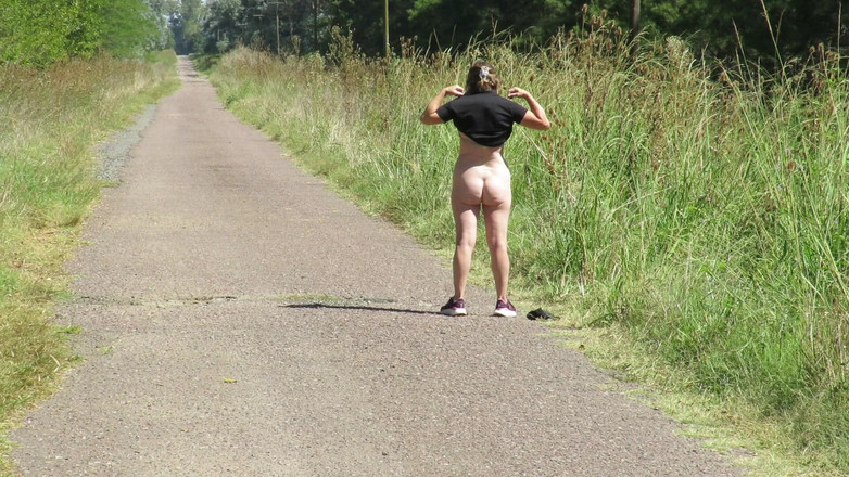 Milfcamsex: Patricia se despi sob o sol de verão