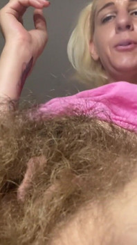 Behaartes mädchen raucht zigarette