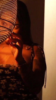 Sensuell latina som gör striptease med svagt ljus