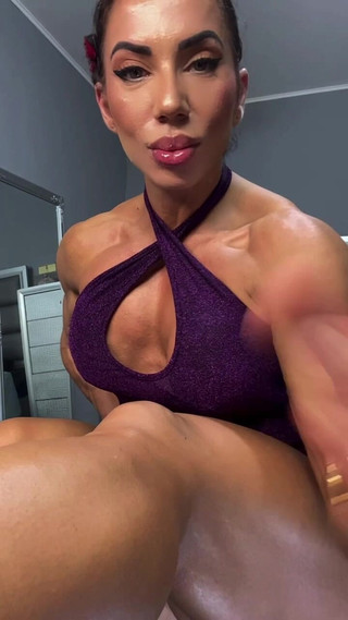 Alesyamuscledoll: Diosa cachonda después de la fiesta