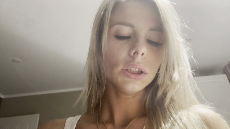 Vik1one: 第一人称性爱。大奶子金发女郎吮吸并骑乘我的鸡巴