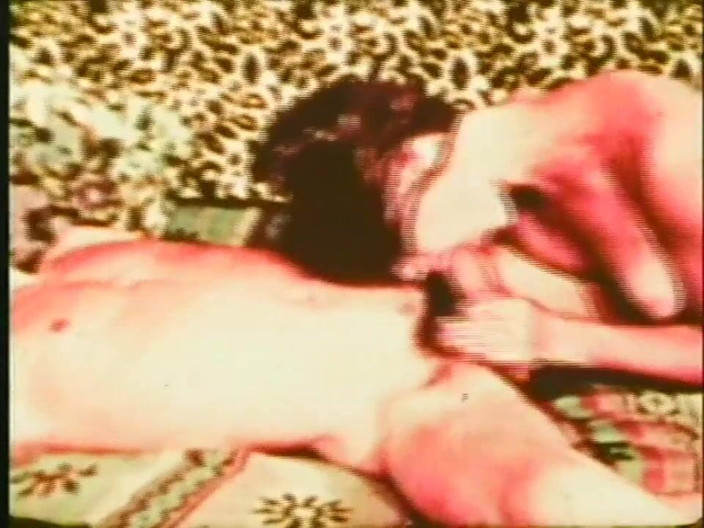 Vintage megastore: 和一个lingeri黑发女郎的经典性爱视频