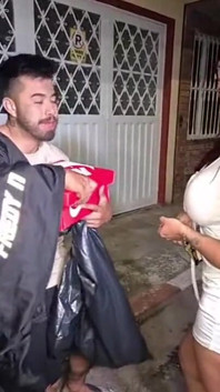 Người đàn ông vô danh bị nữ diễn viên khiêu dâm đụ vì một đĩa thức ăn