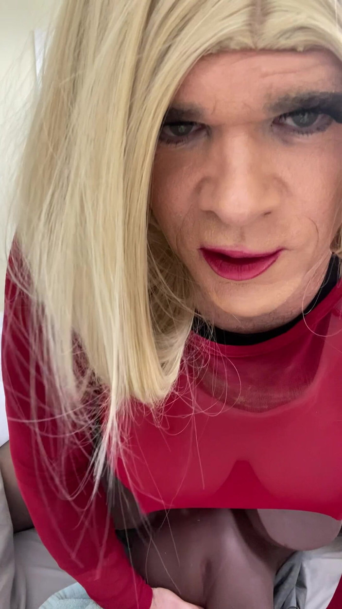 MadisonCD2025: Crossdresser seksi mengongkek mainan seksi iaitu pantat hitam gemuk dan...