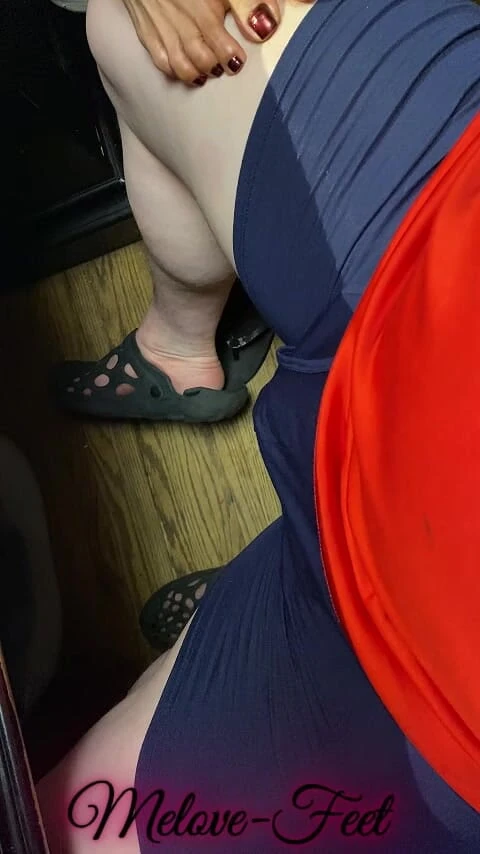 Naelor: Melove Giving a Footjob to Naelor Part 2