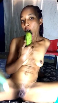 mörkhyad slampa Shanta gör sin gula banan