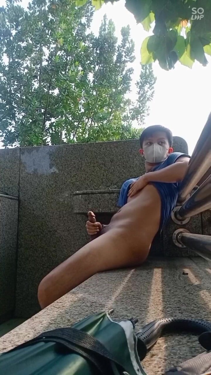 Rent A Gay Productions: Aisa Young Twink ao ar livre masturba e goza