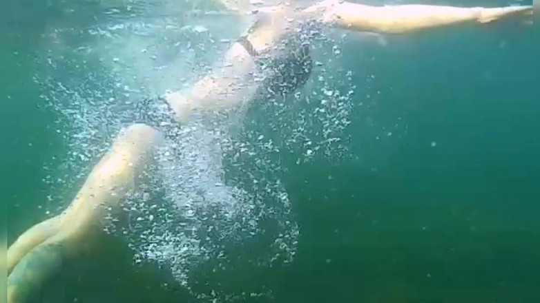 Risky Hairy Couple: 在海里游泳和暴露