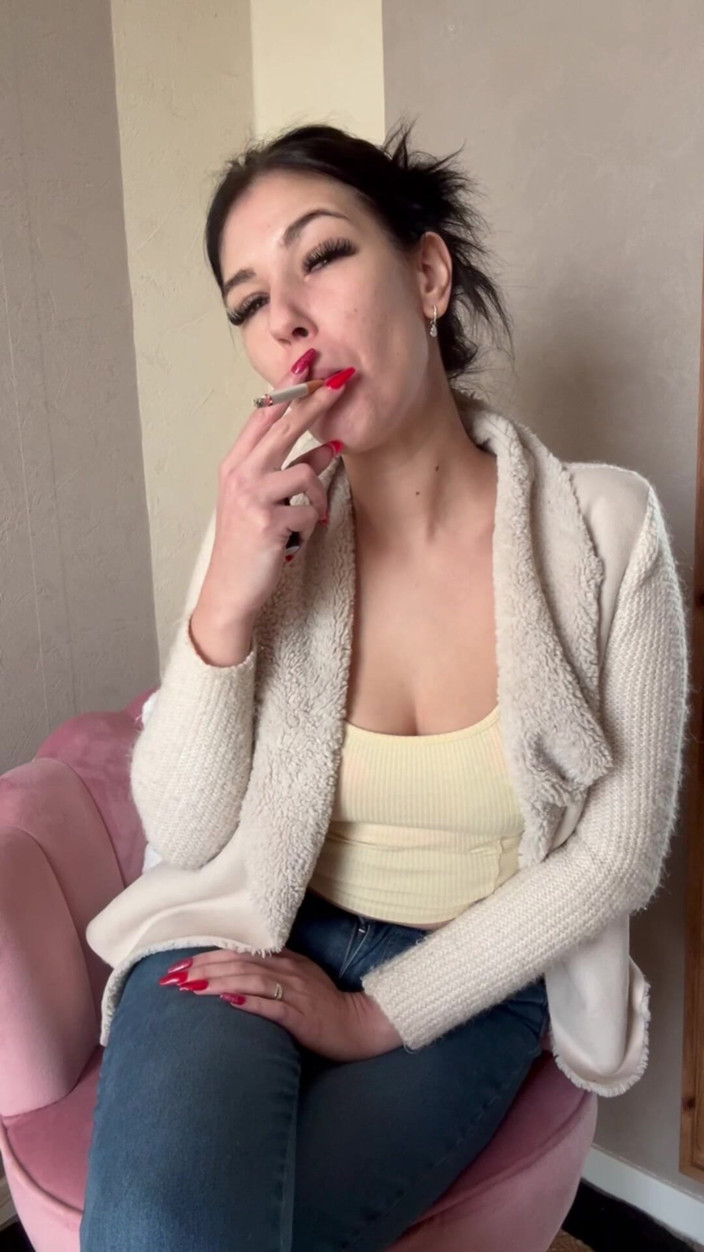 Queen Coquette: Rehat solo Cig saya merokok, berbogel dan akhirnya bertelanjang atas...