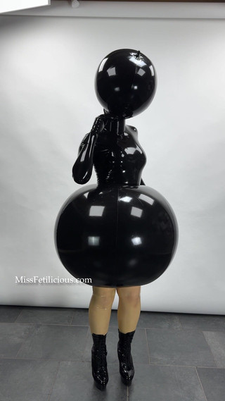 Miss_Fetilicious: 你觉得我的充气裙怎么样？