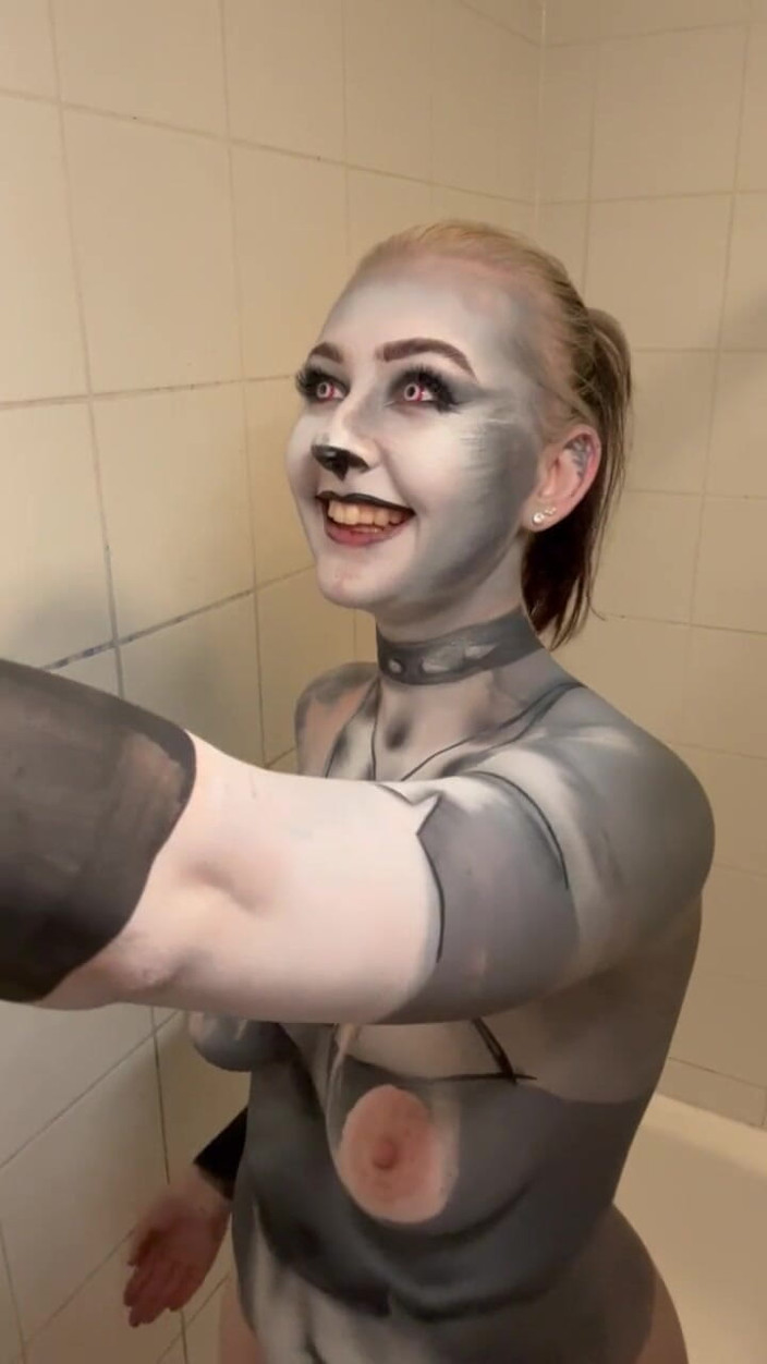 Em Yang: Косплей loona wolf, видалення фарби для тіла та гра з цицьками