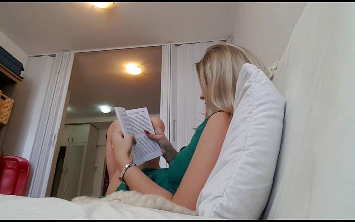 Erotic Tanya: Capturados na cam: lendo e peidando grande tempo
