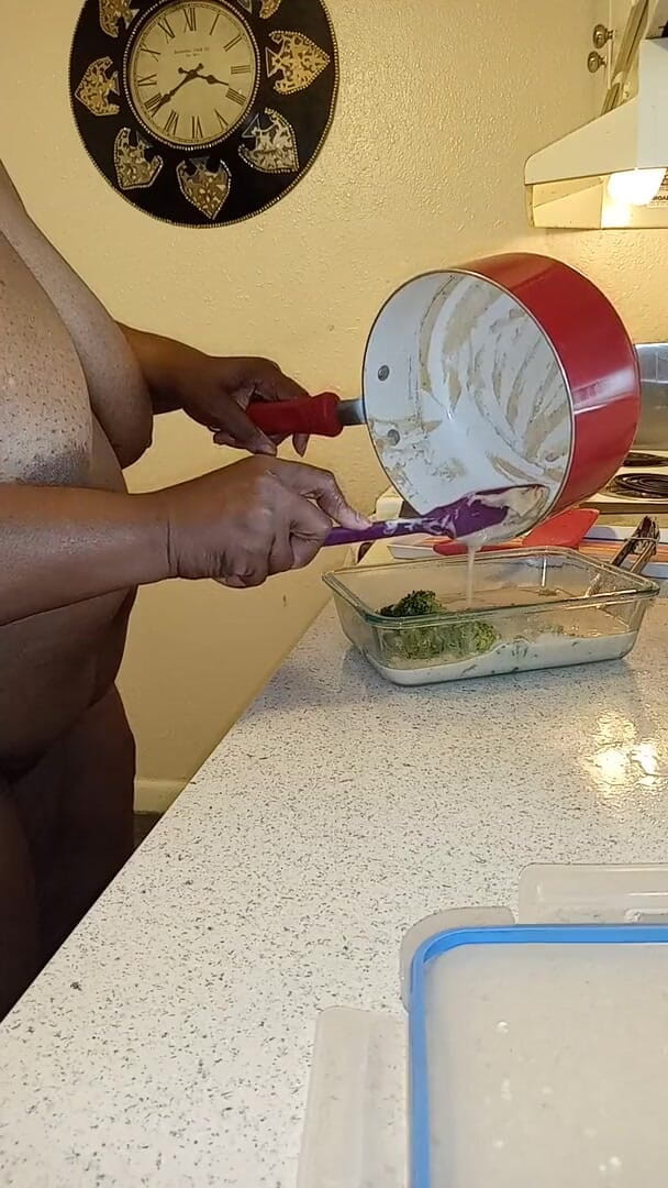 Cosmicrose 678: Cena desnuda por madura