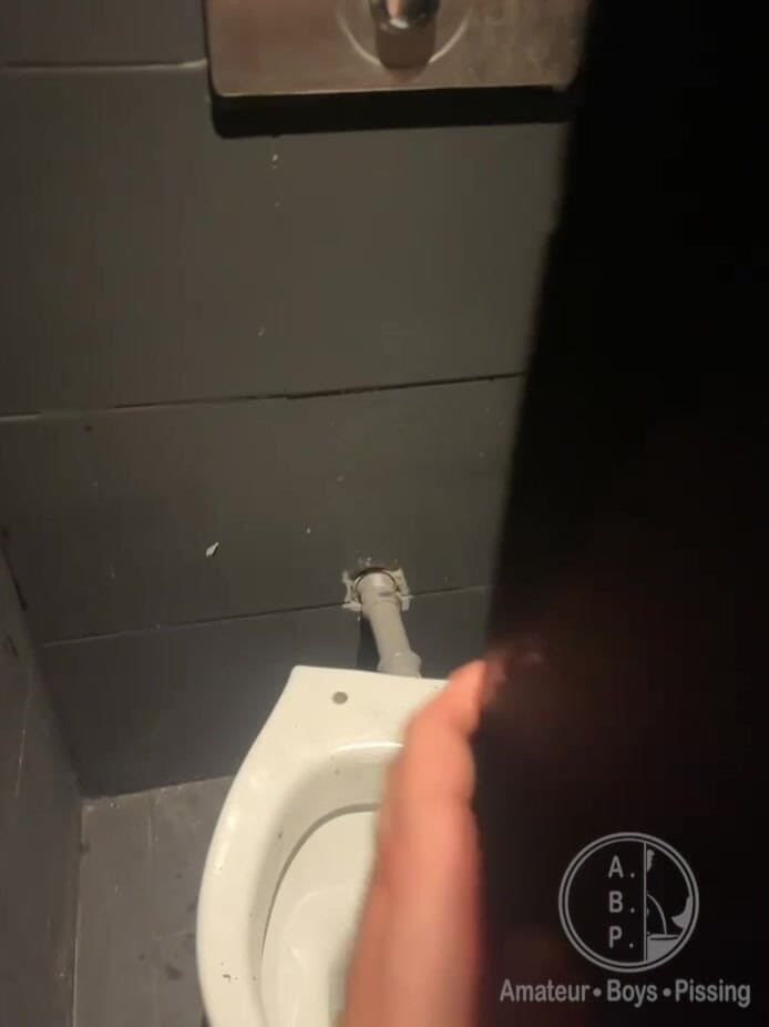 AmateurBoysPissing: Un Garçon Entre Dans Les Toilettes D’un Club Et Surprend...