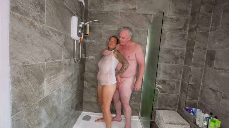 MattyFacial: T-shirt mouillé pour Emma avant de baiser sous la douche
